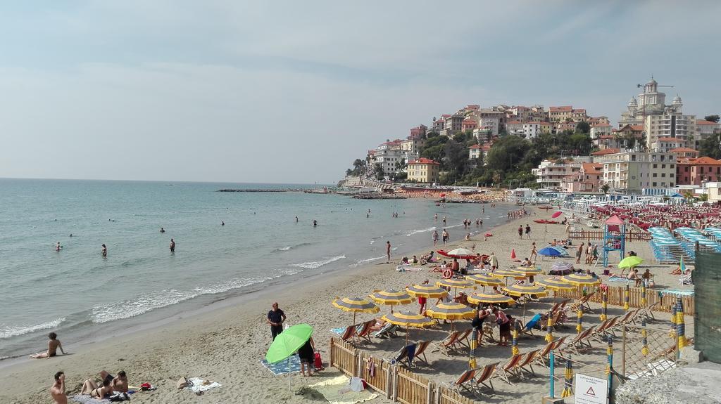 Case Vacanze Borgo Marina Imperia Buitenkant foto