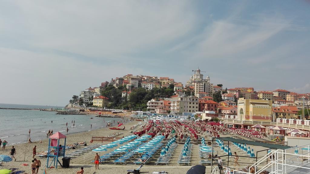 Case Vacanze Borgo Marina Imperia Buitenkant foto
