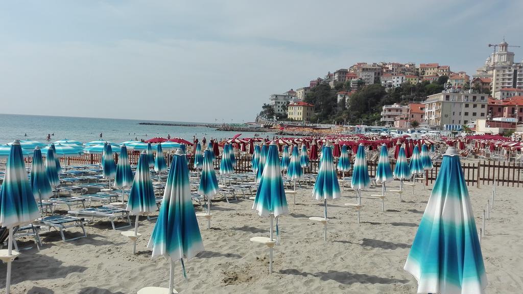 Case Vacanze Borgo Marina Imperia Buitenkant foto